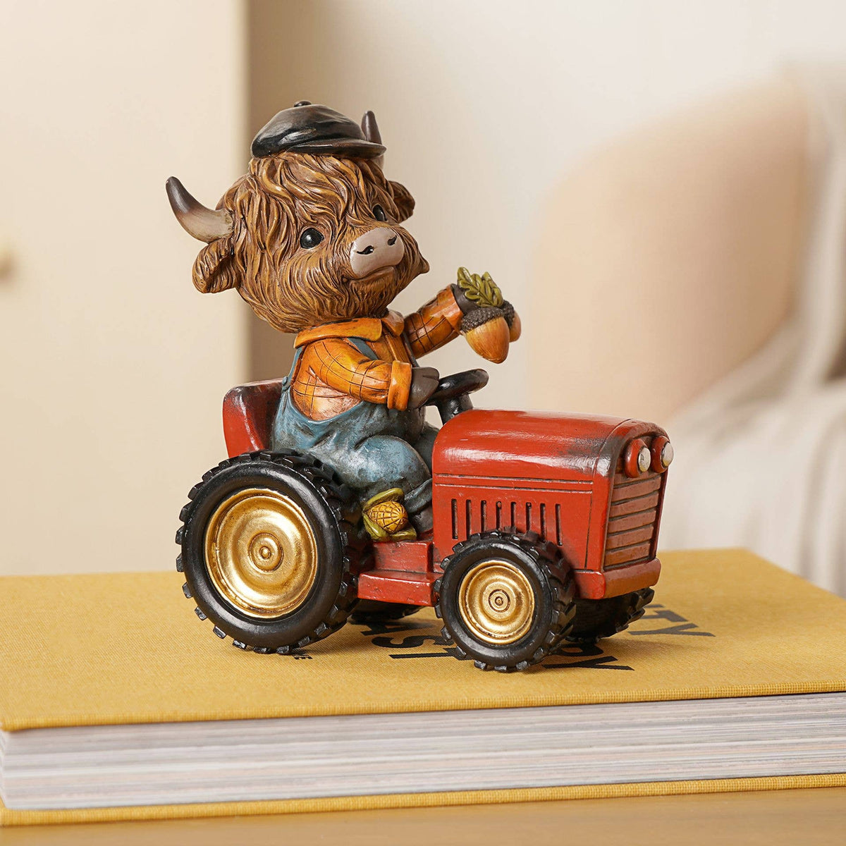 Vache Highland de Country Living sur un tracteur
